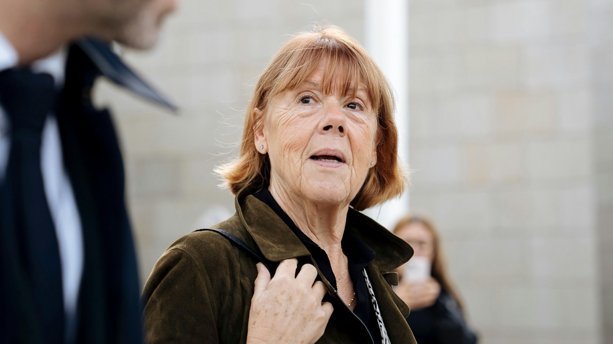 Verdeckt ihre Augen nicht mehr: Gisèle Pelicot. Die 71-Jährige ist in Frankreich zu einer Ikone im Kampf gegen sexuelle Gewalt geworden.