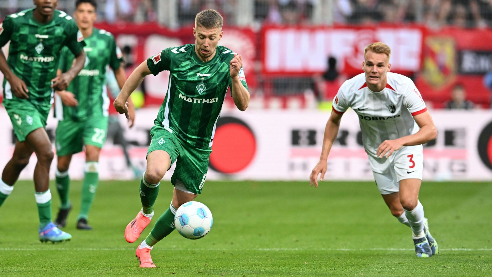 ARCHIV - 05.10.2024, Bremen: Fußball: Bundesliga, Werder Bremen - SC Freiburg, 6. Spieltag, Weserstadion. Werders Mitchell Weiser (l) kämpft gegen Freiburgs Philipp Lienhart um den Ball.