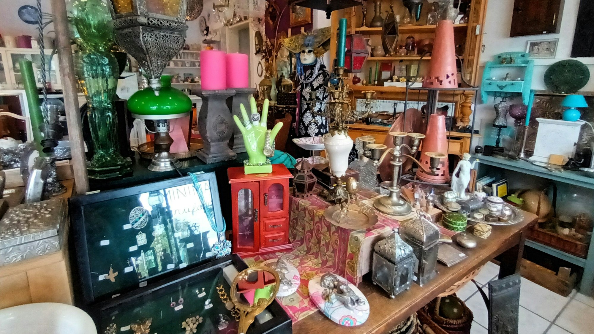 Auslage in einem Trödelladen