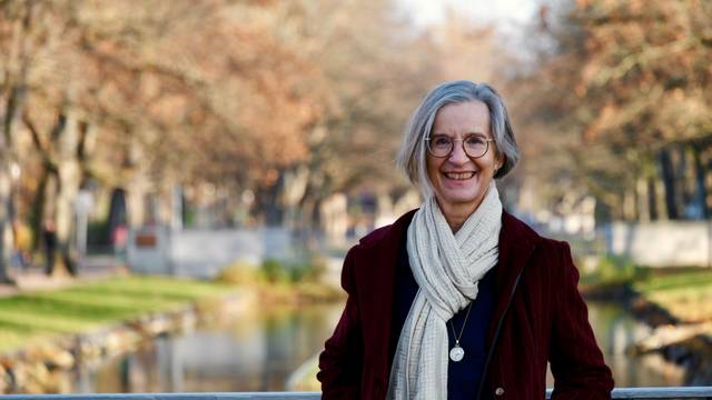 Bezirksbürgermeisterin Cornelia Weitekamp vor den Lindenthaler Kanälen.