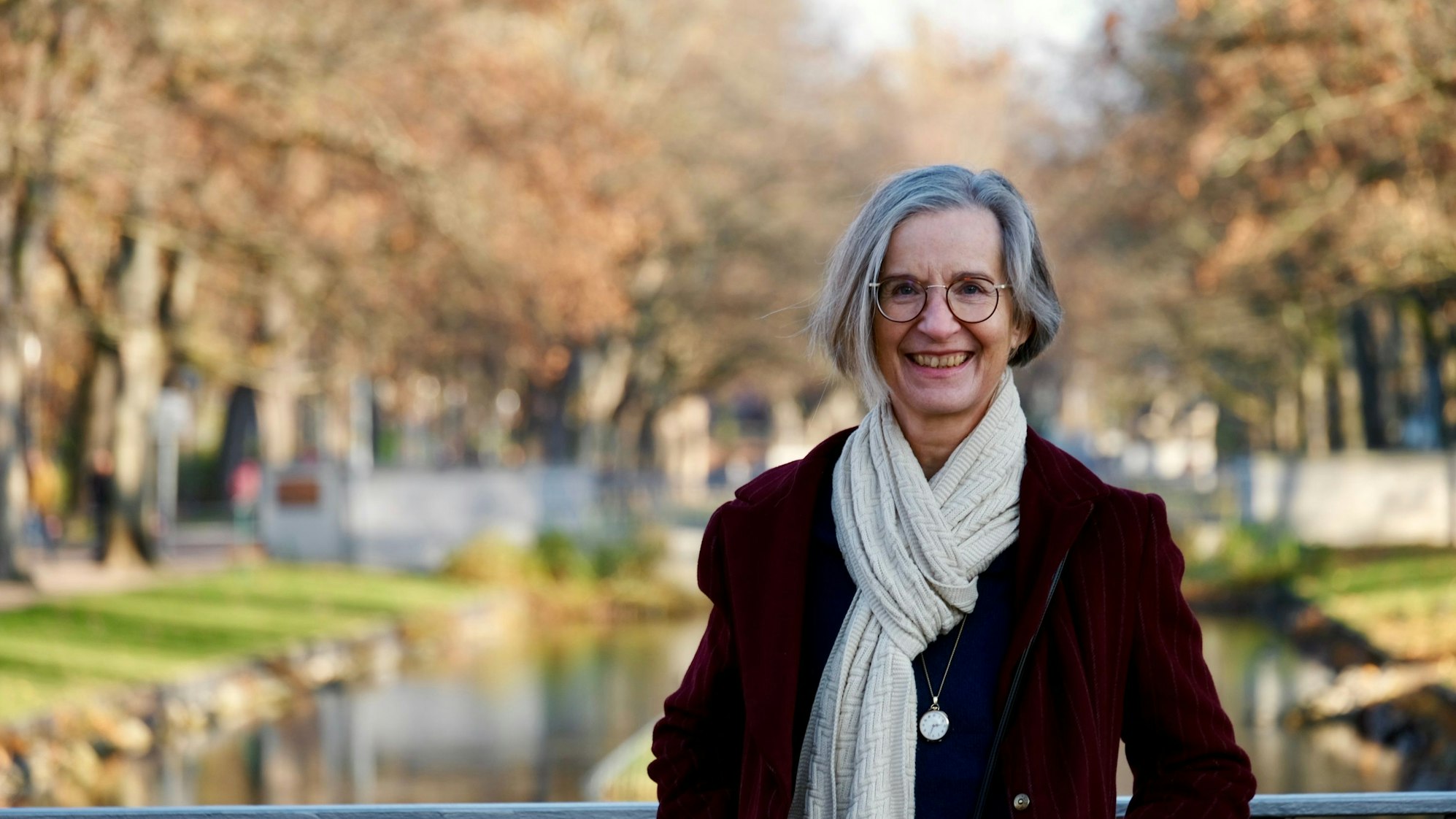 Bezirksbürgermeisterin Cornelia Weitekamp vor den Lindenthaler Kanälen.