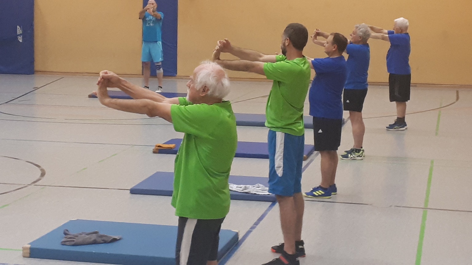 Trainer Philipp Schwedes (hellblaues Shirt) und fünf Mitglieder des Männer-Turnvereins.