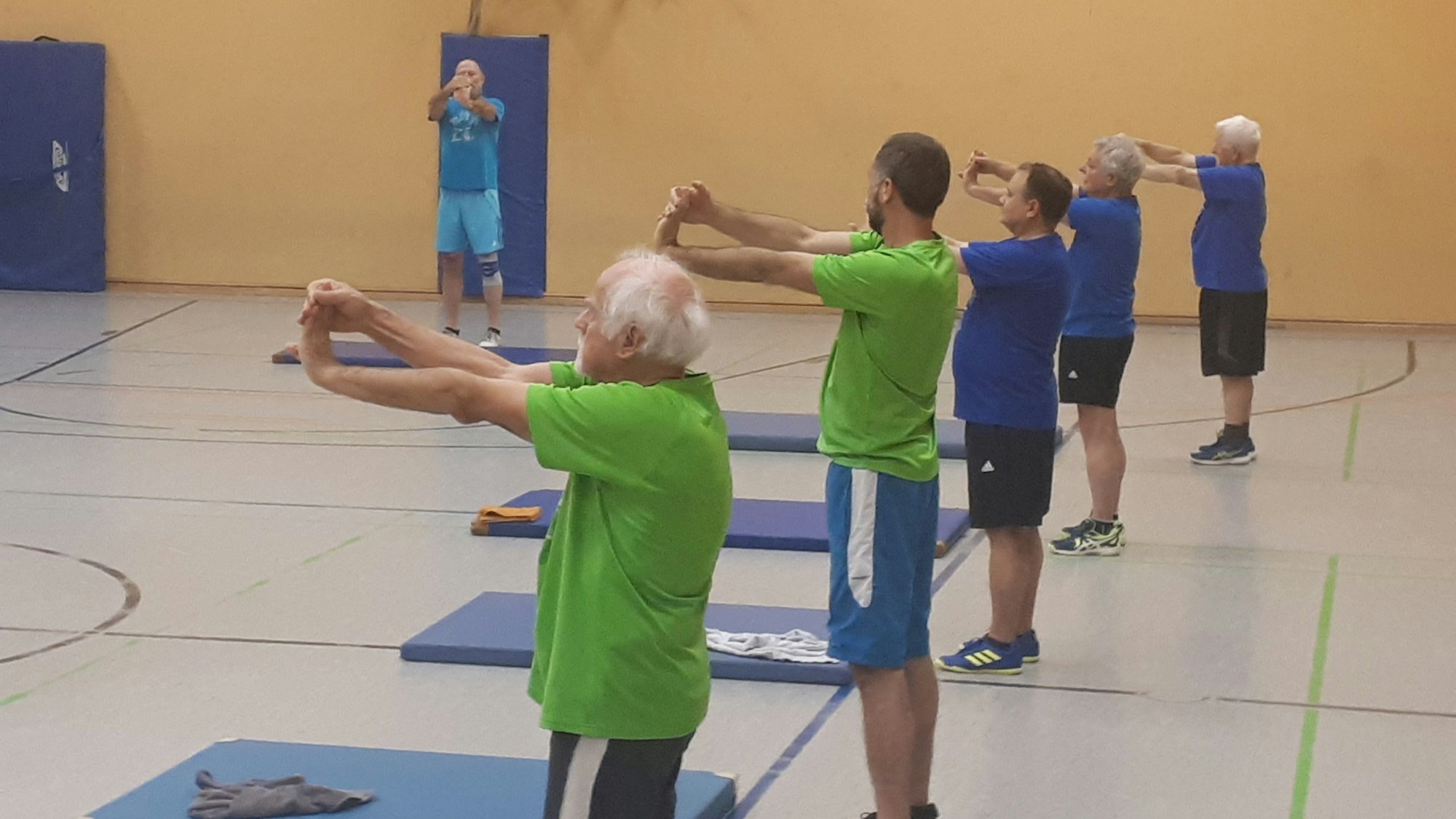 Trainer Philipp Schwedes (hellblaues Shirt) und fünf Mitglieder des Männer-Turnvereins.