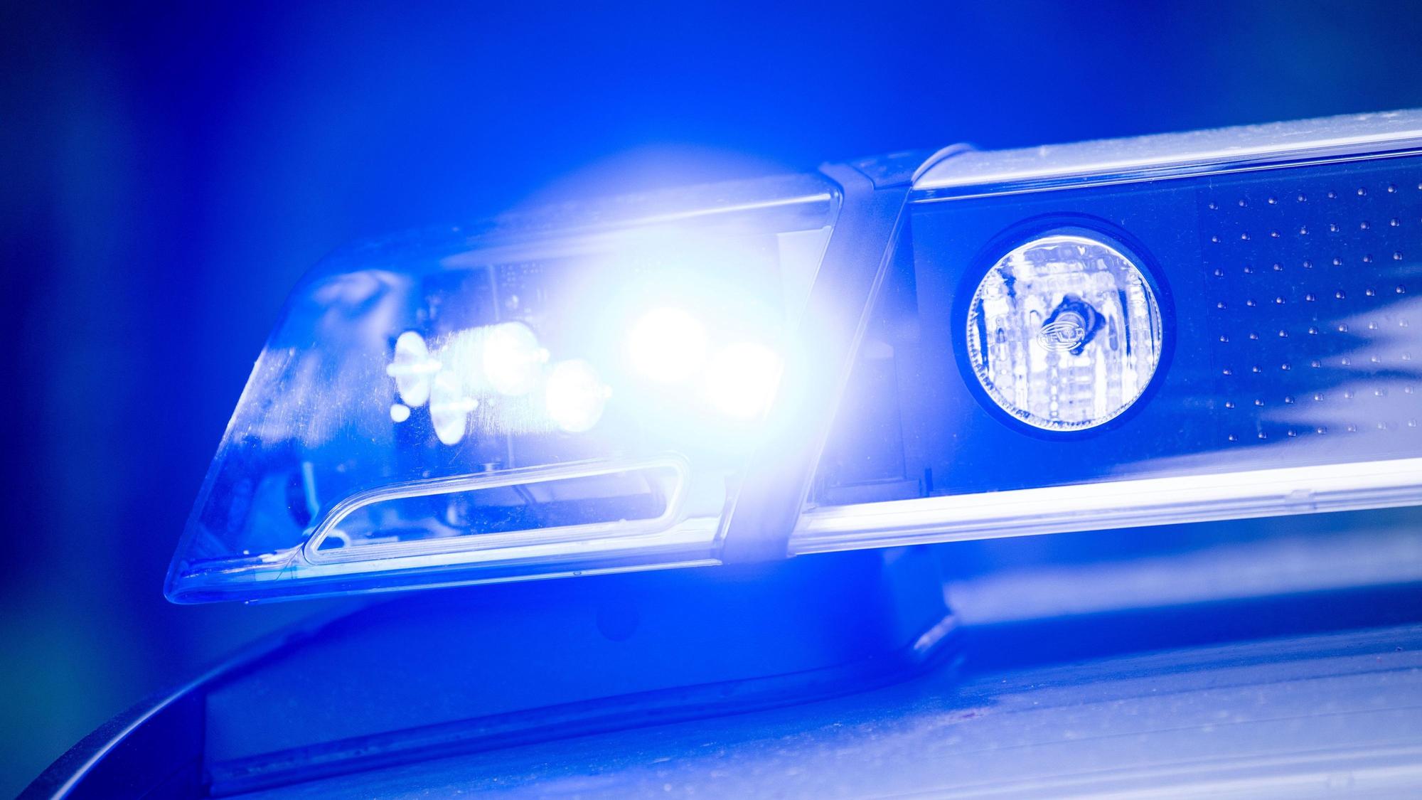 Ein Blaulicht leuchtet an einer Polizeistreife.