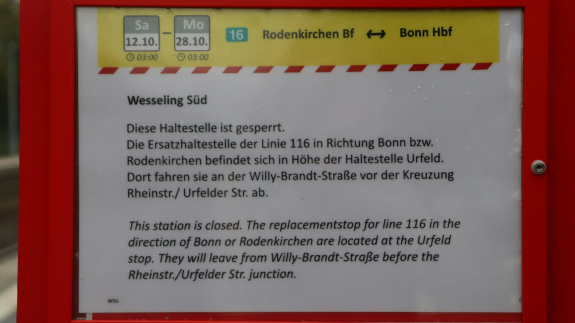 Zu sehen ist ein Hinweisschild an einem Bahnhof.
