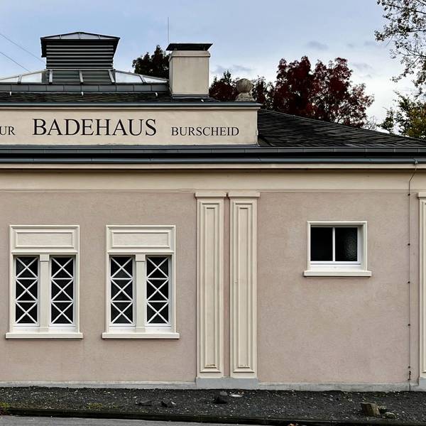 Die Fensterfront des Burscheider Badehauses
