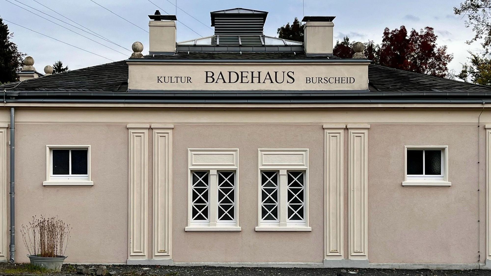 Die Fensterfront des Burscheider Badehauses