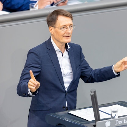 ARCHIV - 27.06.2024, Berlin: Gesundheitsminister Karl Lauterbach (SPD), spricht im Bundestag.