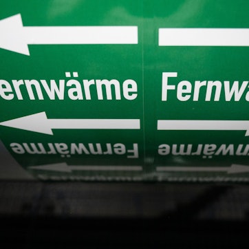 Leitungen sind in der Fernwärmeverteilerstation des Heizkraftwerk 3 Stuttgart-Gaisburg des Energiekonzerns EnBW zu sehen.