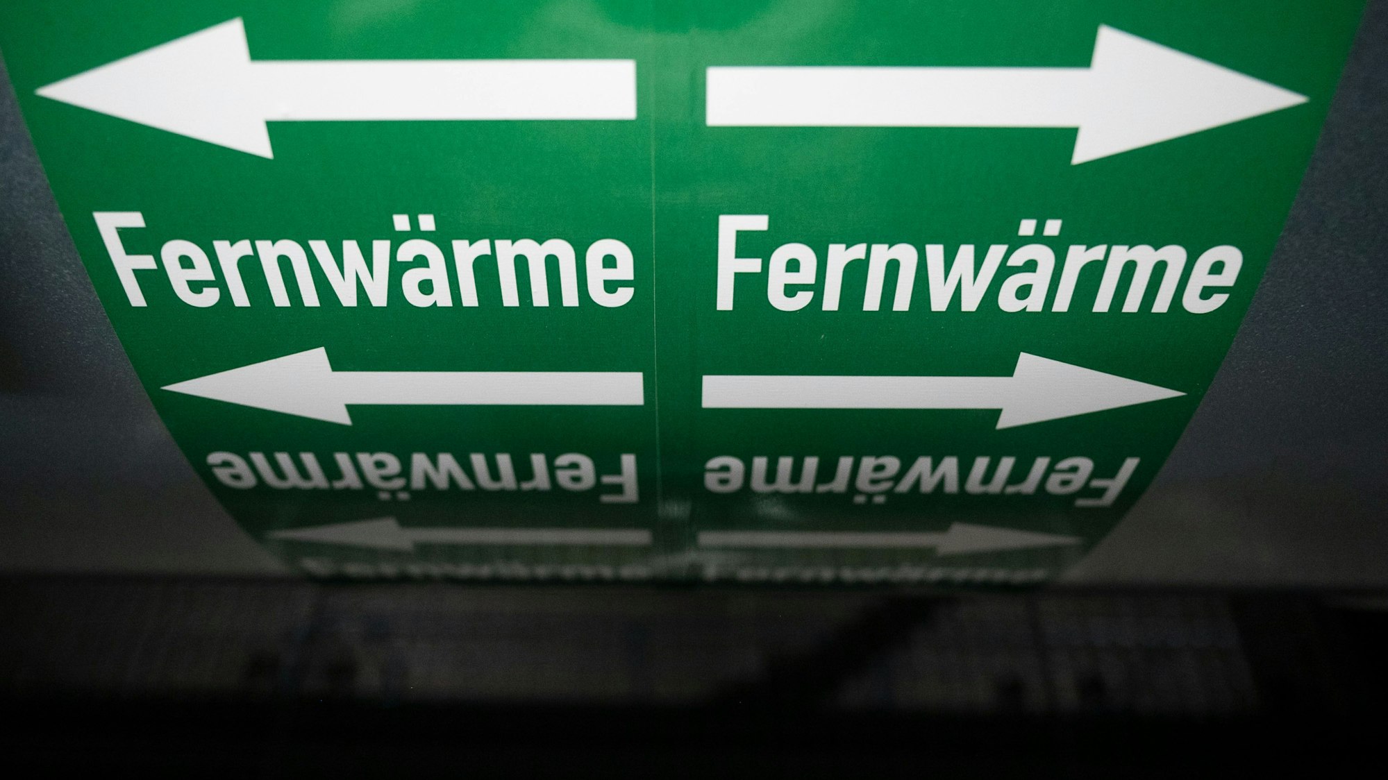 Leitungen sind in der Fernwärmeverteilerstation des Heizkraftwerk 3 Stuttgart-Gaisburg des Energiekonzerns EnBW zu sehen. Die kommunale Wärmeplanung bis 2028 soll nach den Worten von Bundesbauministerin Klara Geywitz auch für Kleinstädte und Dörfer gelten.