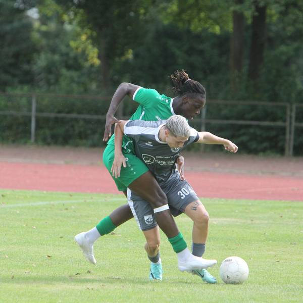Lionel Lumina (hinten) und der FV Bad Honnef peilen den zweiten Heimsieg der Saison an.
