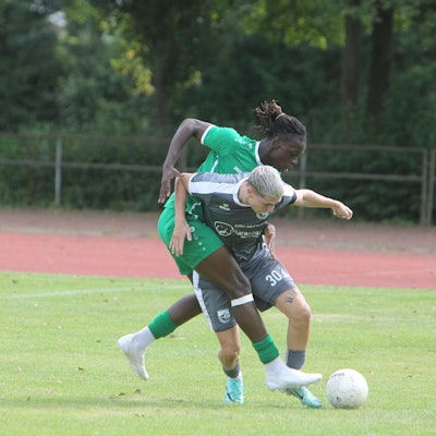 Lionel Lumina (hinten) und der FV Bad Honnef peilen den zweiten Heimsieg der Saison an.