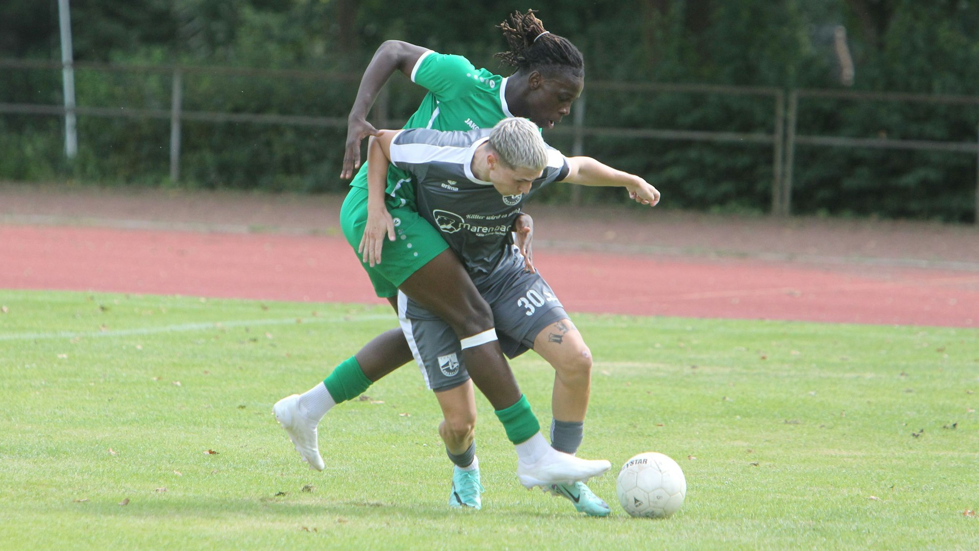 Lionel Lumina (hinten) und der FV Bad Honnef peilen den zweiten Heimsieg der Saison an.