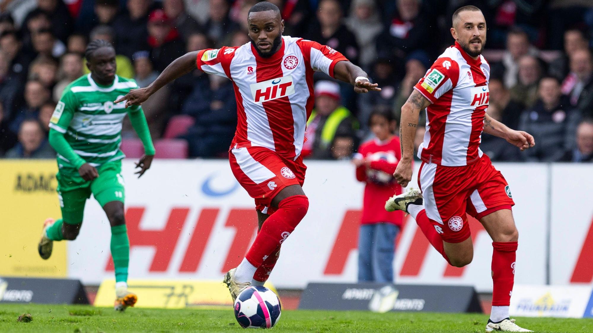 Arnold Budimbu (m.) wird mit Stipe Batarilo (r.) auch in Bocholt zusammen spielen