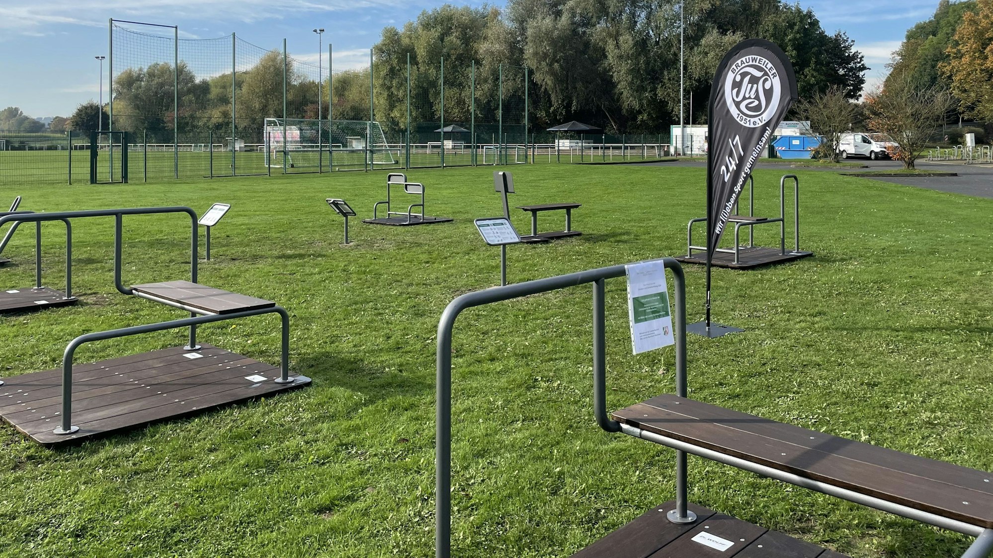 Fitnessgeräte auf dem einer Wiese.