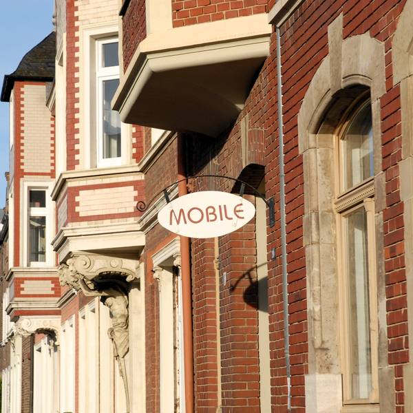 Zu sehen ist ein Gebäude aus Backstein mit den Schildern „Mobilé“ und „Stadthaus“.