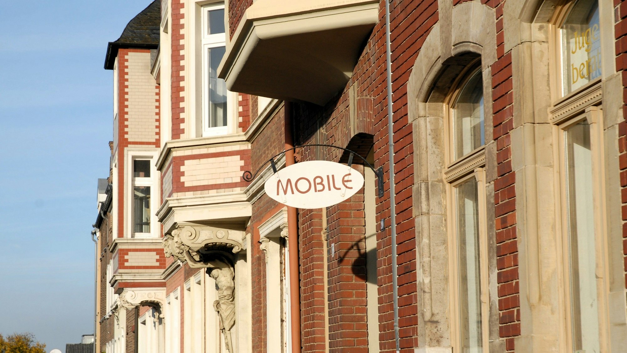 Zu sehen ist ein Gebäude aus Backstein mit den Schildern „Mobilé“ und „Stadthaus“.