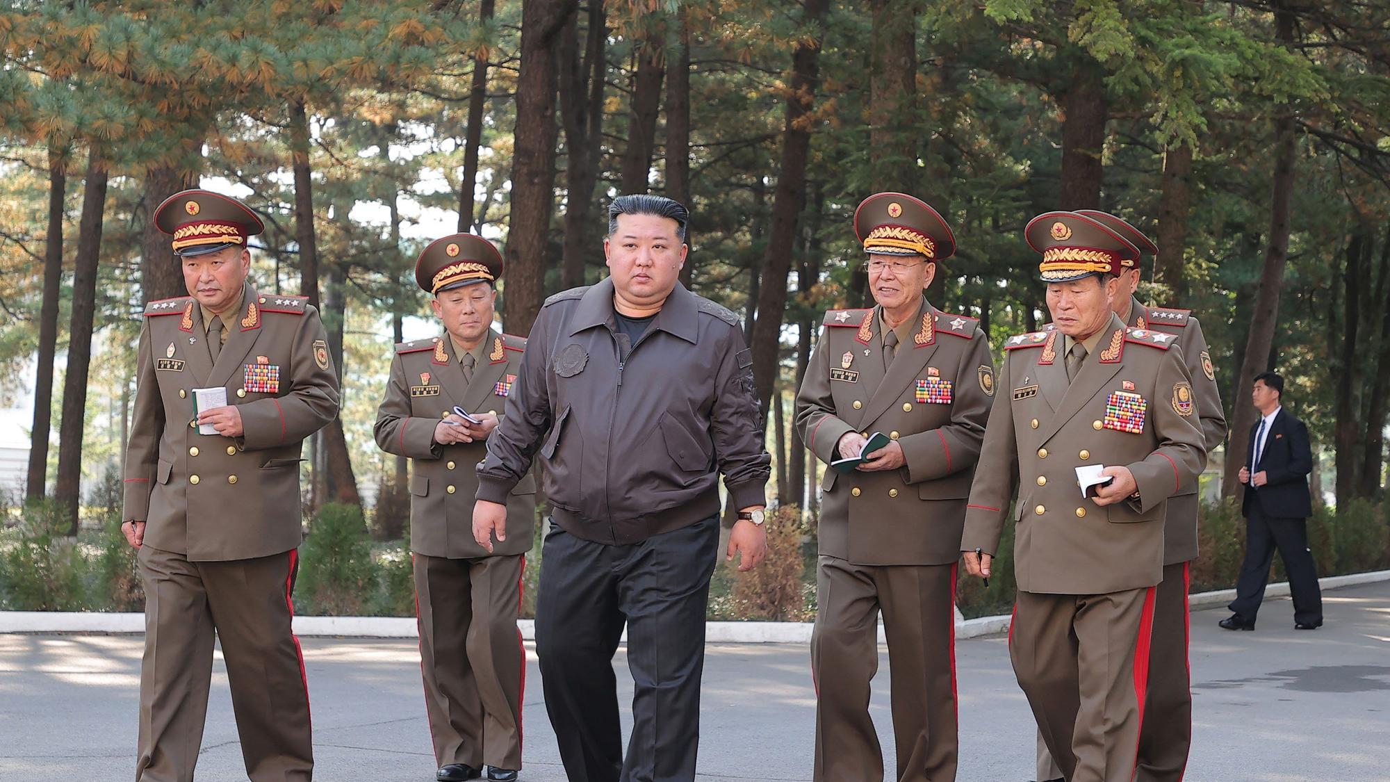Die von der staatlichen nordkoreanischen Nachrichtenagentur KCNA am 18.10.2024 zur Verfügung gestellte Aufnahme zeigt nach Angaben von KCNA Kim Jong Un, Machthaber in Nordkorea, bei einer Inspektion im Hauptquartier des 2. Korps der nordkoreanischen Volksarmee an einem nicht genannten Ort. Der Inhalt dieser Aufnahme ist so, wie er zur Verfügung gestellt wurde und kann nicht unabhängig überprüft werden. Das Wasserzeichen in koreanischer Sprache auf dem Bild lautet wie von der Quelle angegeben: «KCNA» ist die Abkürzung für Korean Central News Agency