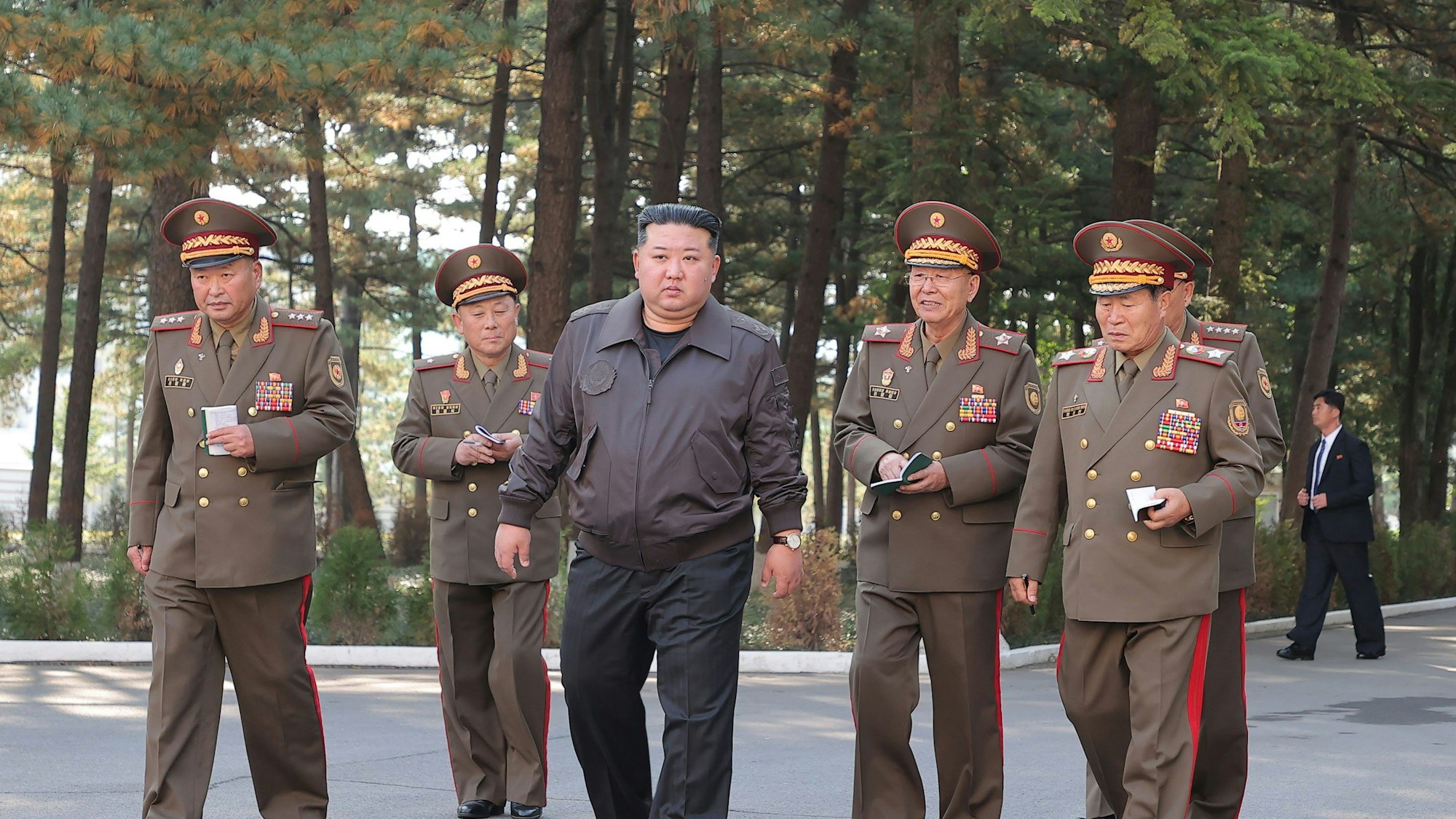 Die von der staatlichen nordkoreanischen Nachrichtenagentur KCNA am 18.10.2024 zur Verfügung gestellte Aufnahme zeigt nach Angaben von KCNA Kim Jong Un, Machthaber in Nordkorea, bei einer Inspektion im Hauptquartier des 2. Korps der nordkoreanischen Volksarmee an einem nicht genannten Ort. Der Inhalt dieser Aufnahme ist so, wie er zur Verfügung gestellt wurde und kann nicht unabhängig überprüft werden. Das Wasserzeichen in koreanischer Sprache auf dem Bild lautet wie von der Quelle angegeben: «KCNA» ist die Abkürzung für Korean Central News Agency
