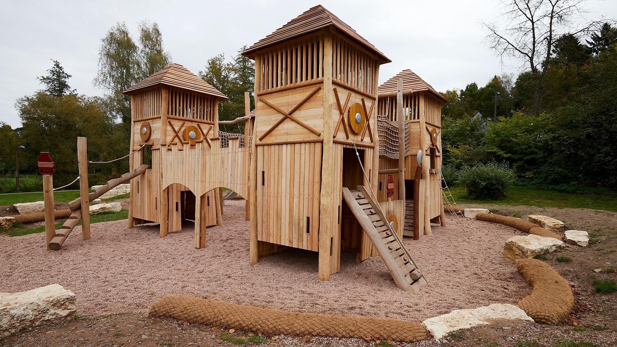 Aus Holz besteht das Abenteuerkastell, das an römische Bauten erinnert. Es ist Teil des Abenteuerspielplatzes im Fitnessstudio Natur in Nettersheim.
