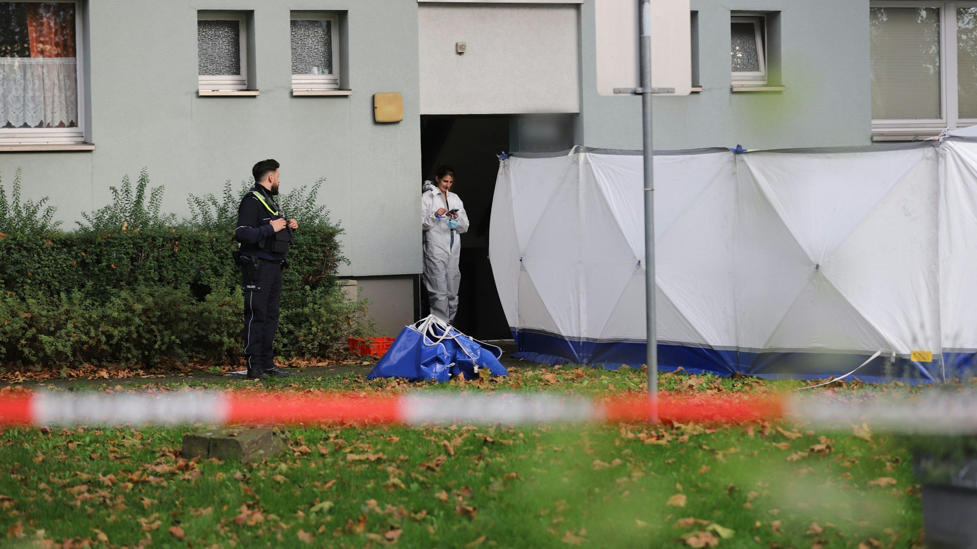 Nach ersten Erkenntnissen der Polizei stürzte eine Frau aus dem Fenster ihrer Wohnung im vierten Obergeschoss eines Mehrfamilienhauses.