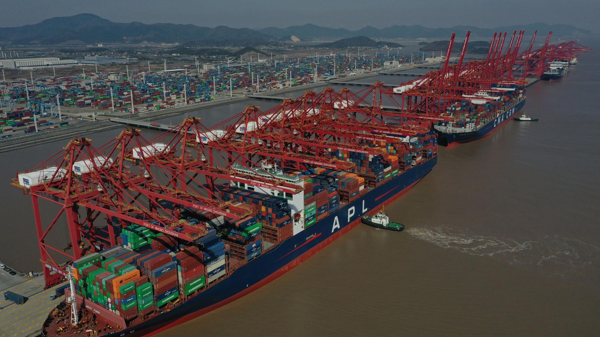 Ein Frachtschiff dockt im Hafengebiet Meishan des Hafens Ningbo-Zhoushan an.