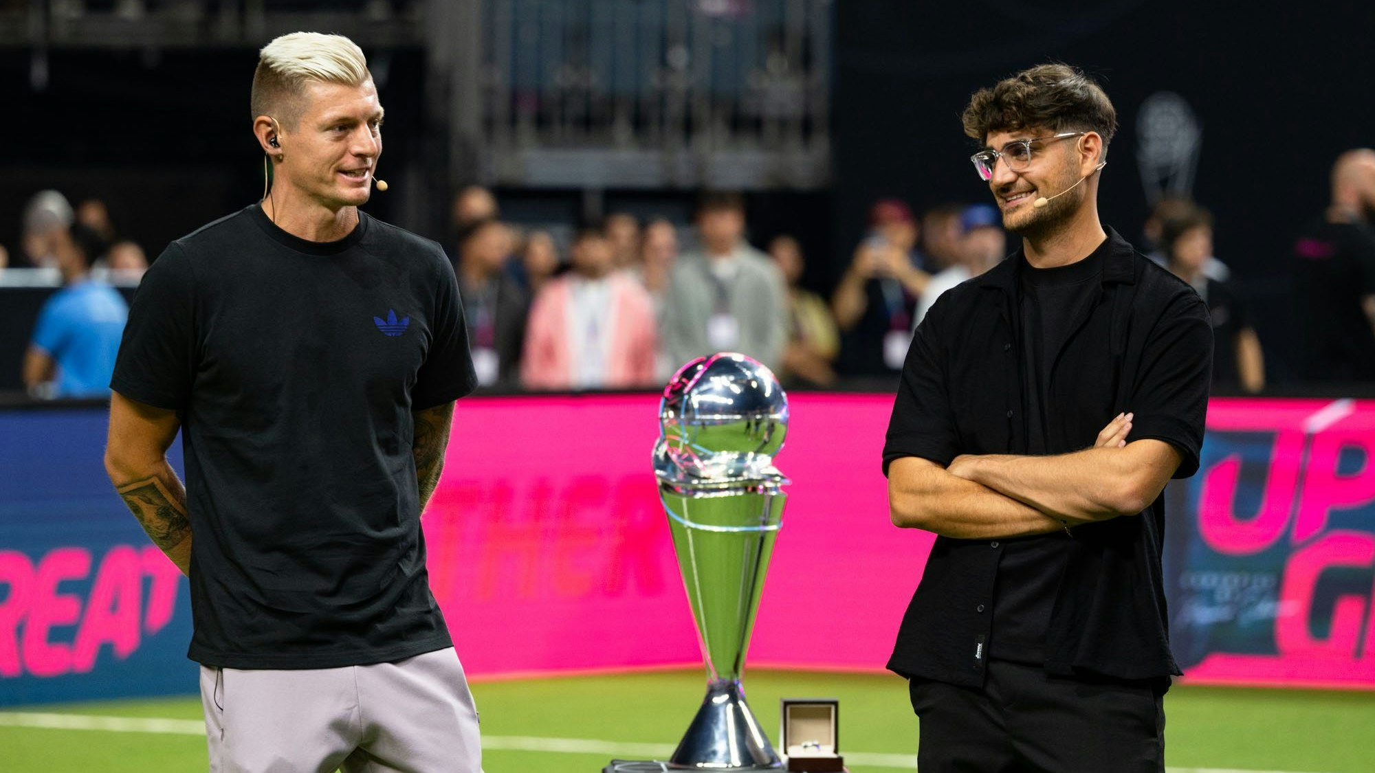 Toni Kroos und Elias Nerlich, Gründer der Icon League, stehen während der Eröffnung neben dem Ligapokal.