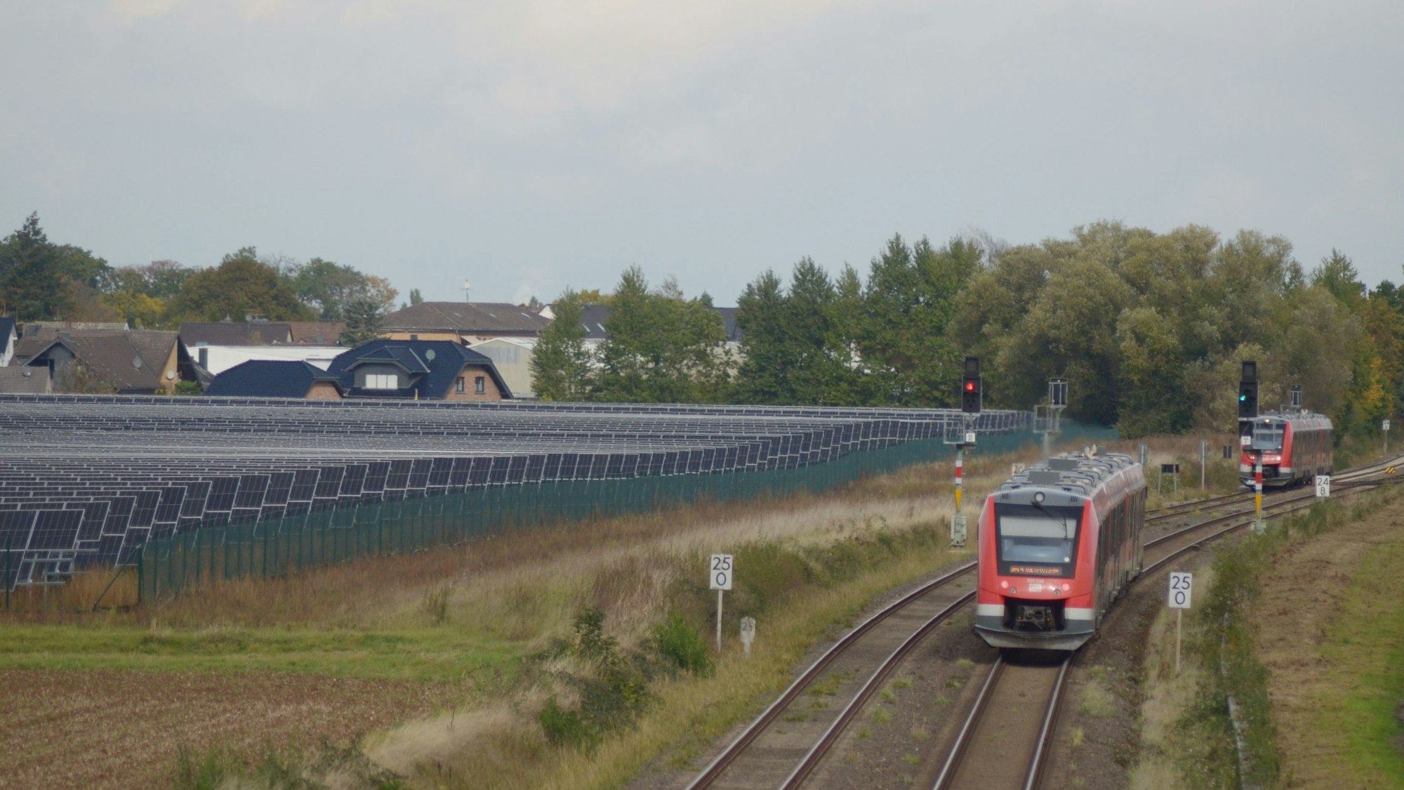 Ein Solarpark an der Bahnstrecke zwischen Wißkirchen und Wüschheim.