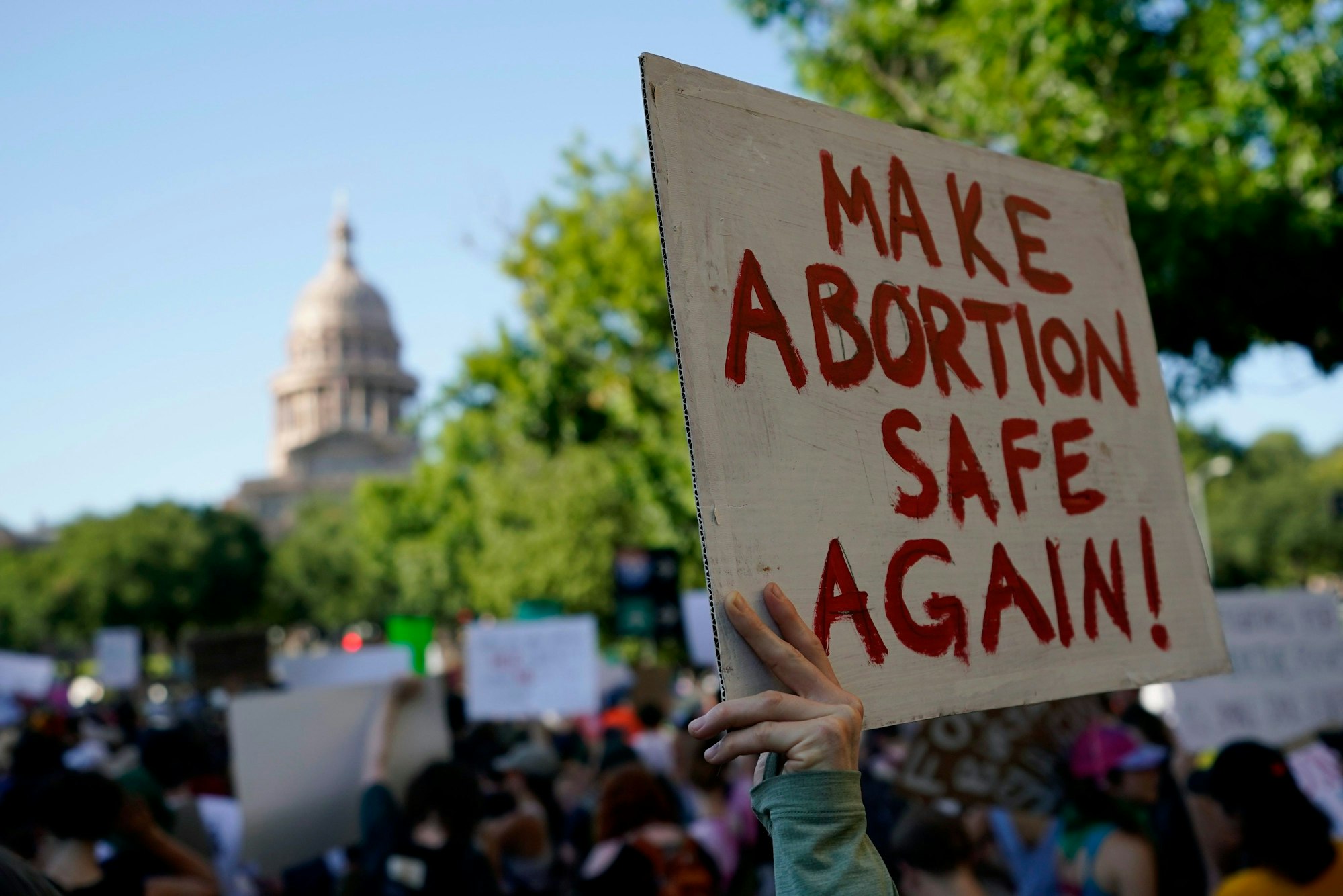 Eine Befürworterin der legalen Abtreibung hält ein Schild mit der Aufschrift „Make abortion safe again“.