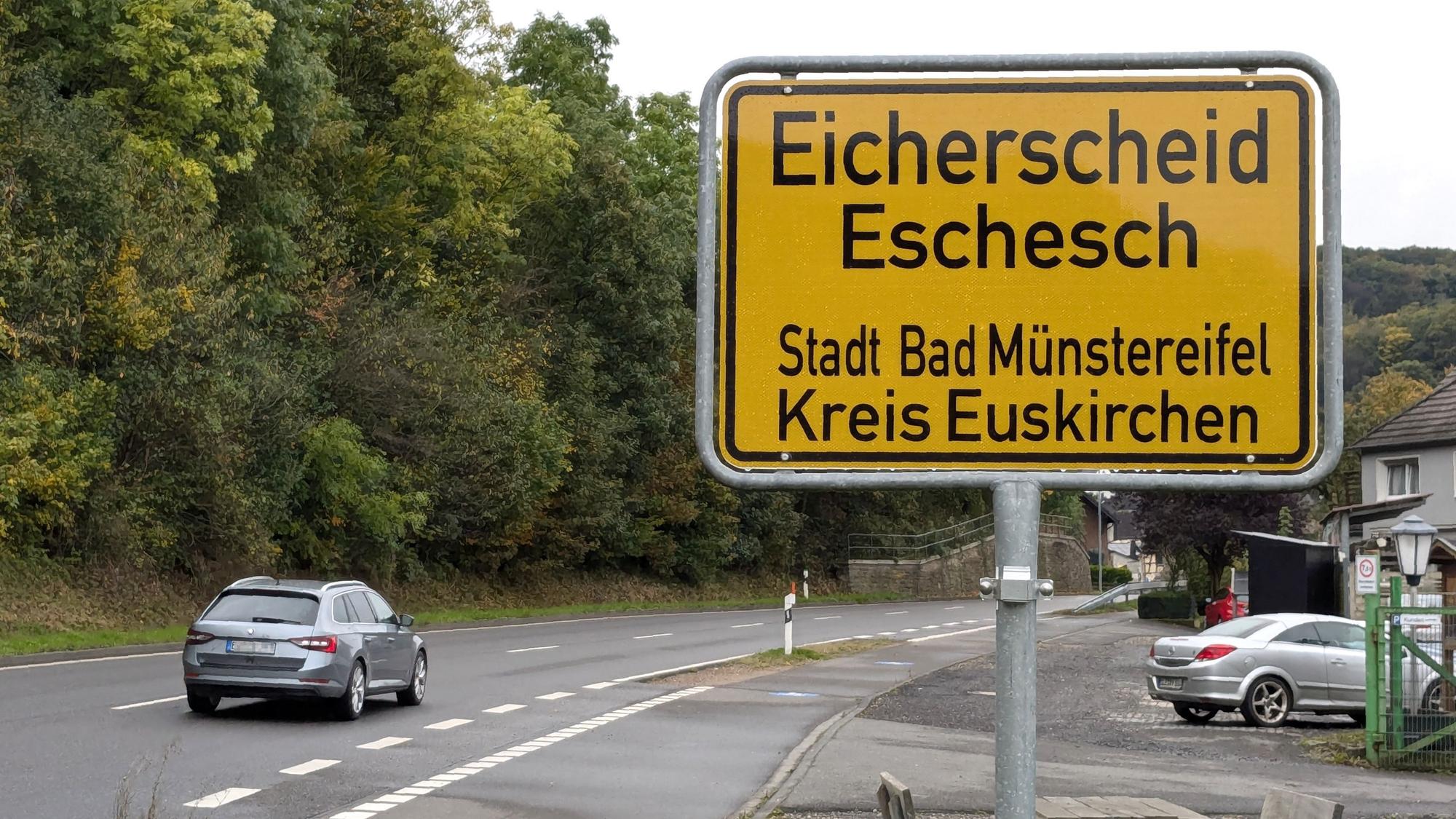Auf dem Ortsschild von Eicherscheid ist der Ortsname auch auf Eifeler Platt angegeben: Eschesch.
