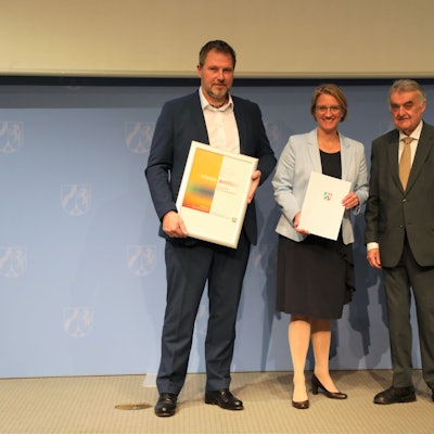 Minister Herbert Reul überreicht eine Förderplakette an die Kampf-Vertreter Markus Vollmer und Rike Svea Johnsen.