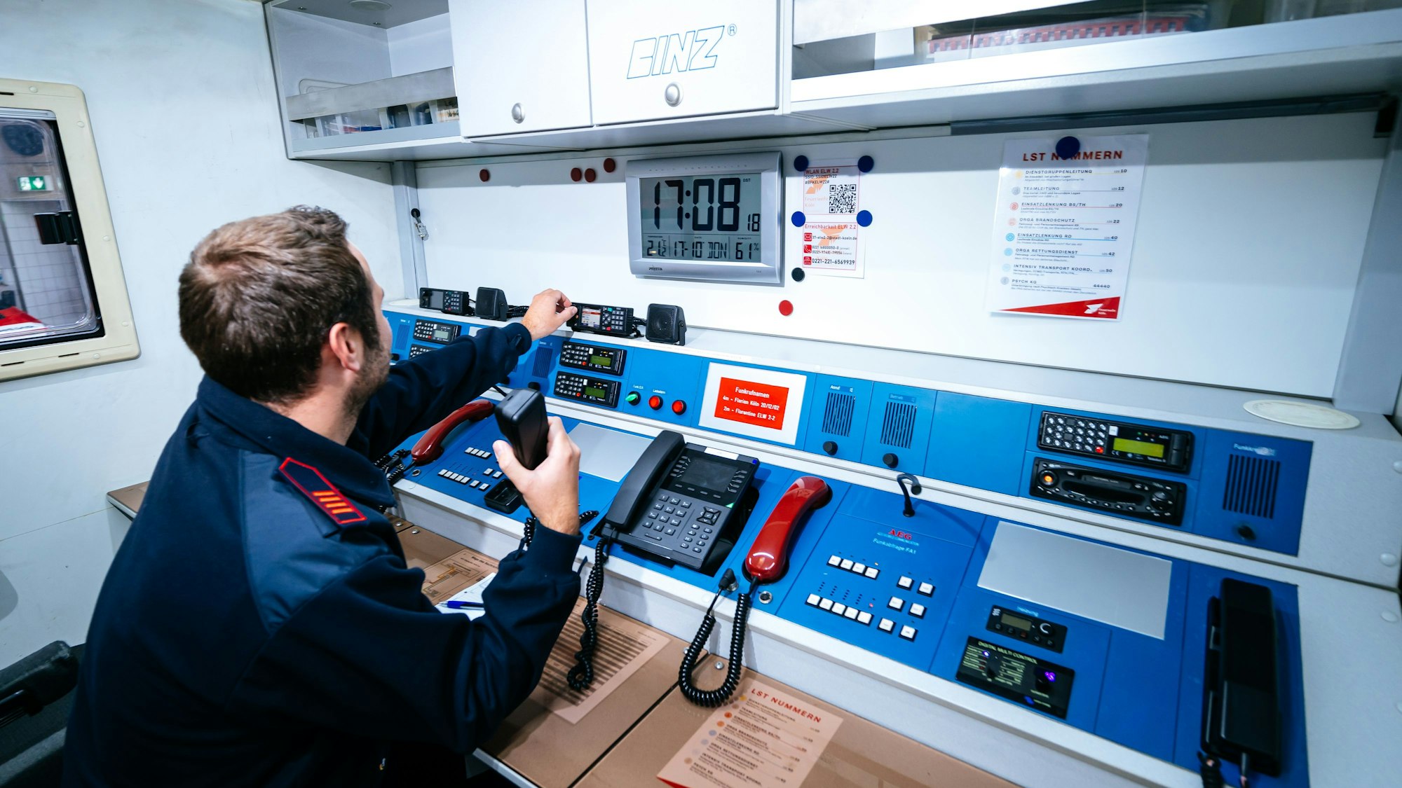 So sieht der Kommunikationsarbeitsplatz in einem Einsatzfahrzeug des Fernmeldedienstes aus.