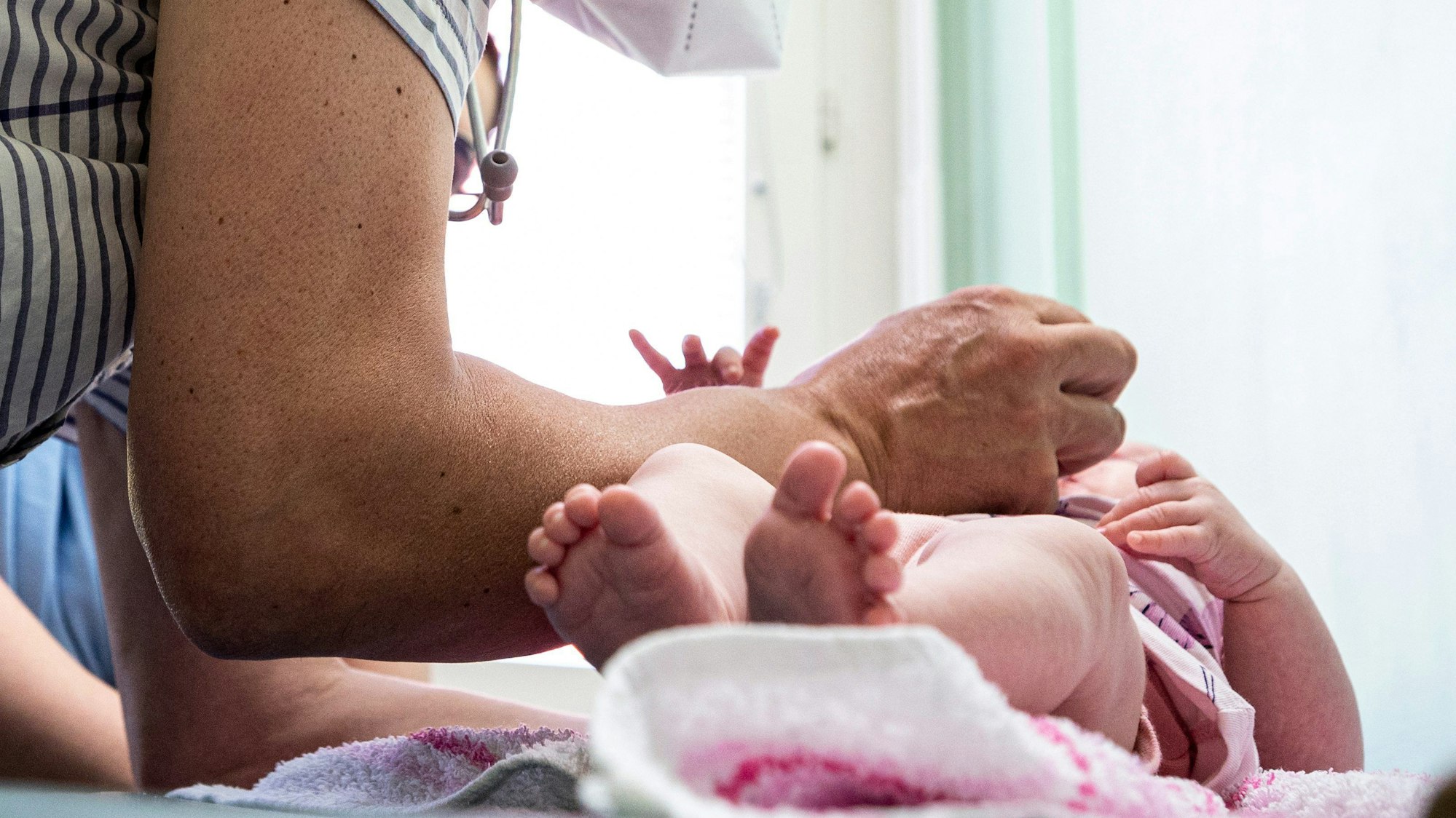 07.06.2021, Berlin: Ein Kinder- und Jugendarzt verabreicht einem Kleinkind eine Impfung.