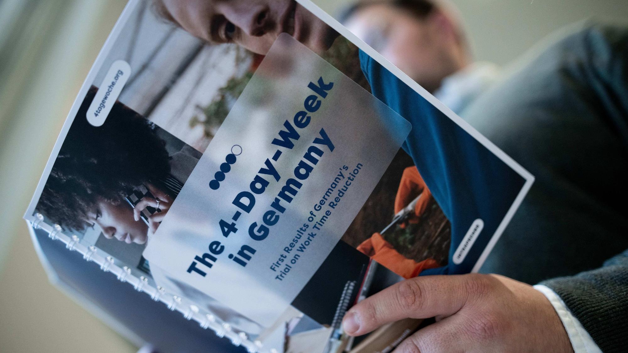 Auf einer Mappe steht «The 4-Day-Week in Germany».