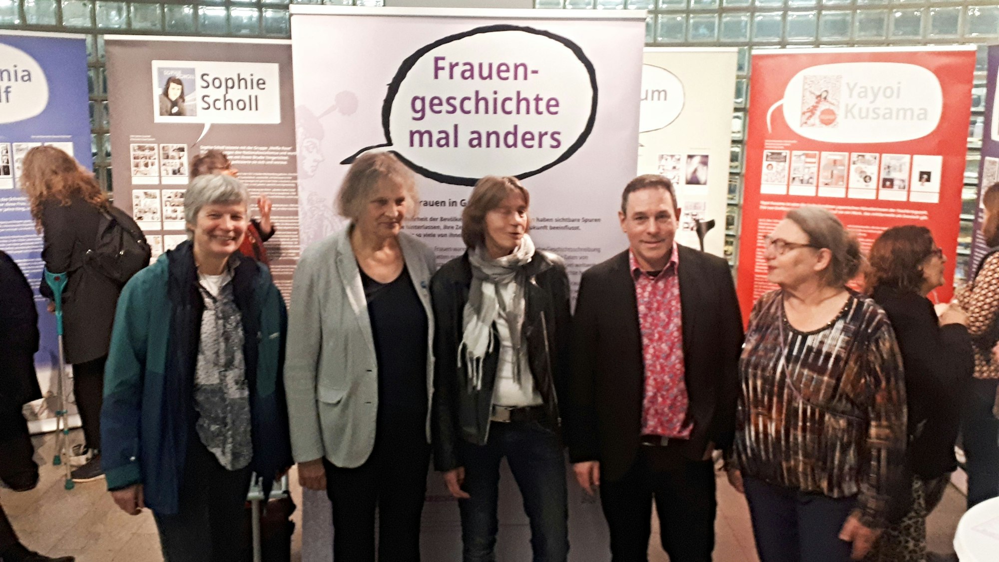 Freude über die Ausstellung und die große Resonanz: Sozialraumbetreuerin Brigitte Jantz aus Bilderstöckchen, Bezirksbürgermeisterin Diana Siebert, Grafikerin Brigitte L.QL, Politiker Arndt Klocke und Irene Franken vom Kölner Frauengeschichtsverein (v.l.).