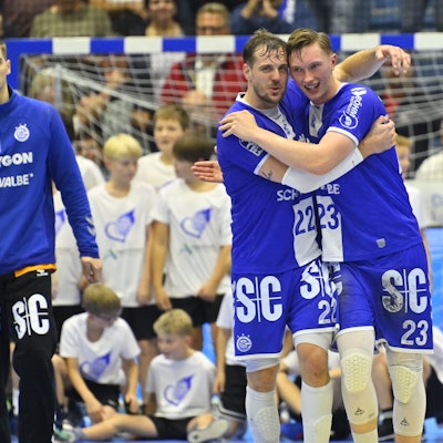 Kentin Mahe und Ole Pregler gehen umschlungen über Spielfeld.