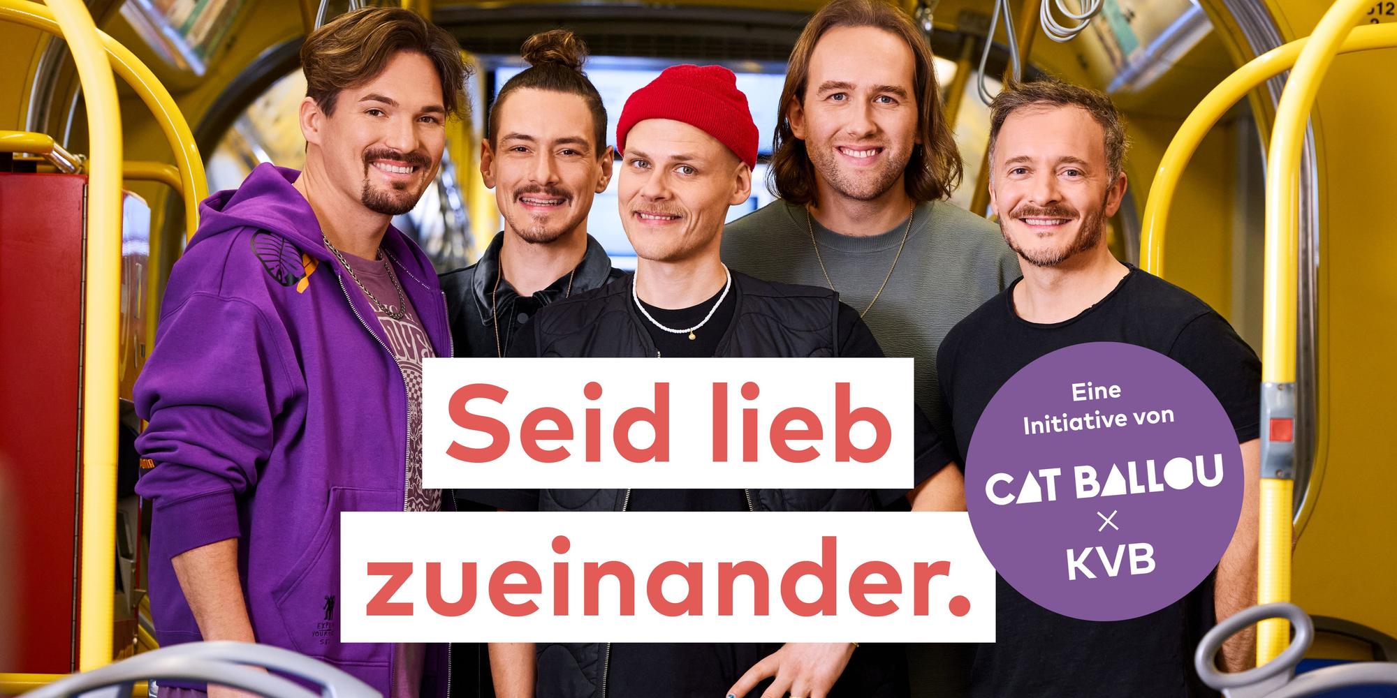 Cat Ballou in der Bahn fotografiert für die "Seid lieb zueinander" Initiative