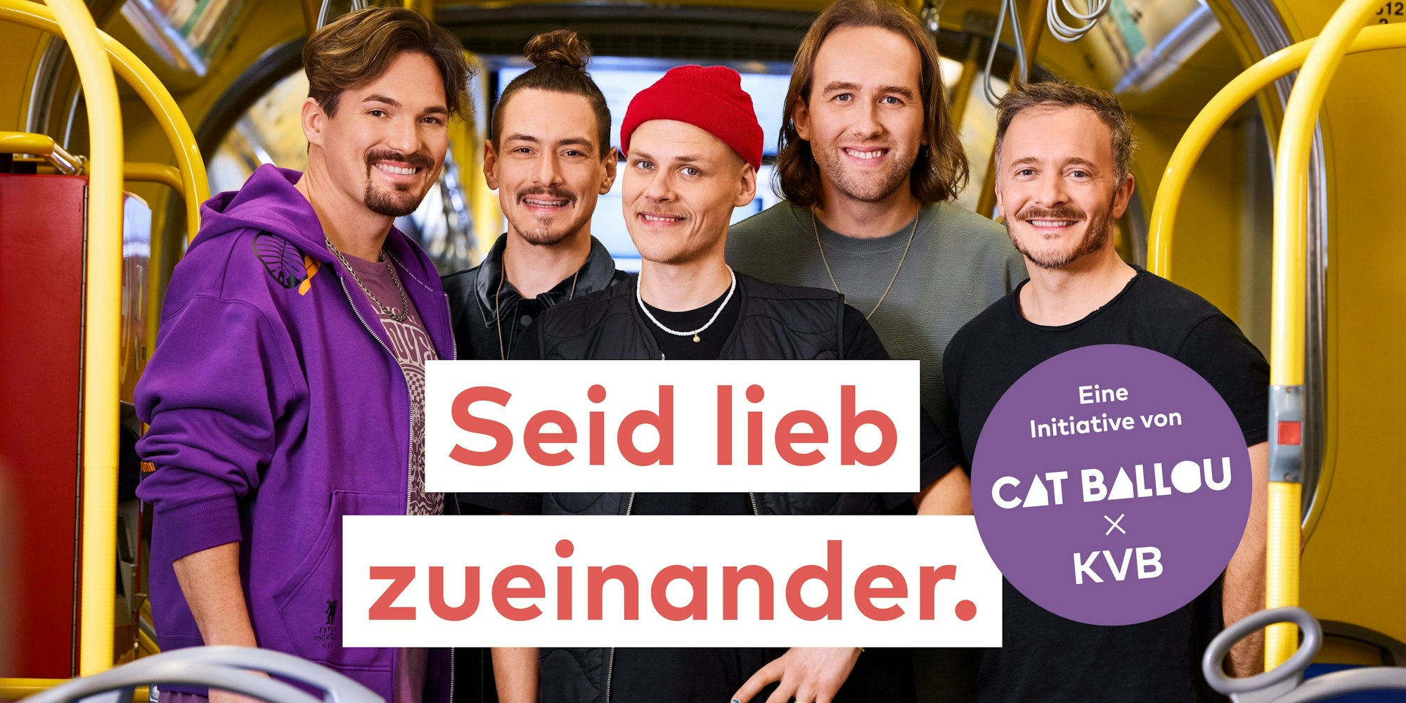 Cat Ballou in der Bahn fotografiert für die "Seid lieb zueinander" Initiative