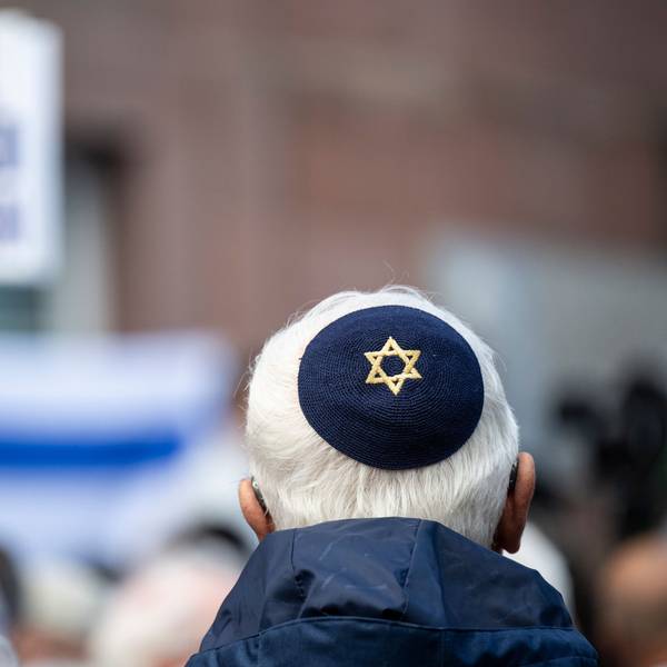 Ein Mann trägt eine Kippa mit einem Davidsstern. (Symbolbild)