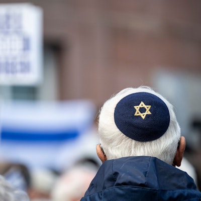 Ein Mann trägt eine Kippa mit einem Davidsstern. (Symbolbild)
