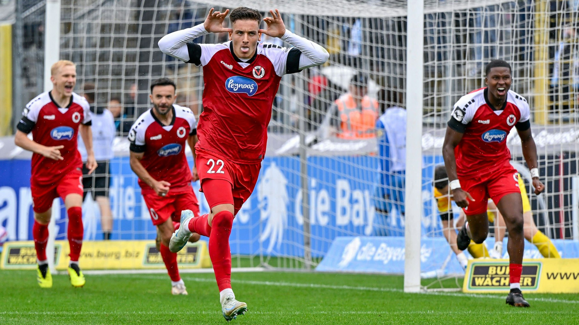 Spieler des FC Viktoria Köln drehen nach dem Tor zum 0:2 durch Said El Mala Viktoria Köln, 22 2.v.re.jubelnd ab, Jubel, Torjubel, Torerfolg, celebrate the goal, goal, celebration, Jubel ueber das Tor, optimistisch, Action, Aktion, 25.08.2024, München Deutschland, Fussball, 3. Liga, TSV 1860 München - FC Viktoria Köln, DFB/DFL REGULATIONS PROHIBIT ANY USE OF PHOTOGRAPHS AS IMAGE SEQUENCES AND/OR QUASI-VIDEO. *** Players of FC Viktoria Köln turn after the goal to 0 2 by Said El Mala Viktoria Köln, 22 2 v re jubilant, jubilation, goal celebration, celebrate the goal, goal, celebration, jubilation about the goal, optimistic, action, action, 25 08 2024, Munich Germany , Football, 3 Liga, TSV 1860 München FC Viktoria Köln, DFB DFL REGULATIONS PROHIBIT ANY USE OF PHOTOGRAPHS AS IMAGE SEQUENCES AND OR QUASI VIDEO xslx