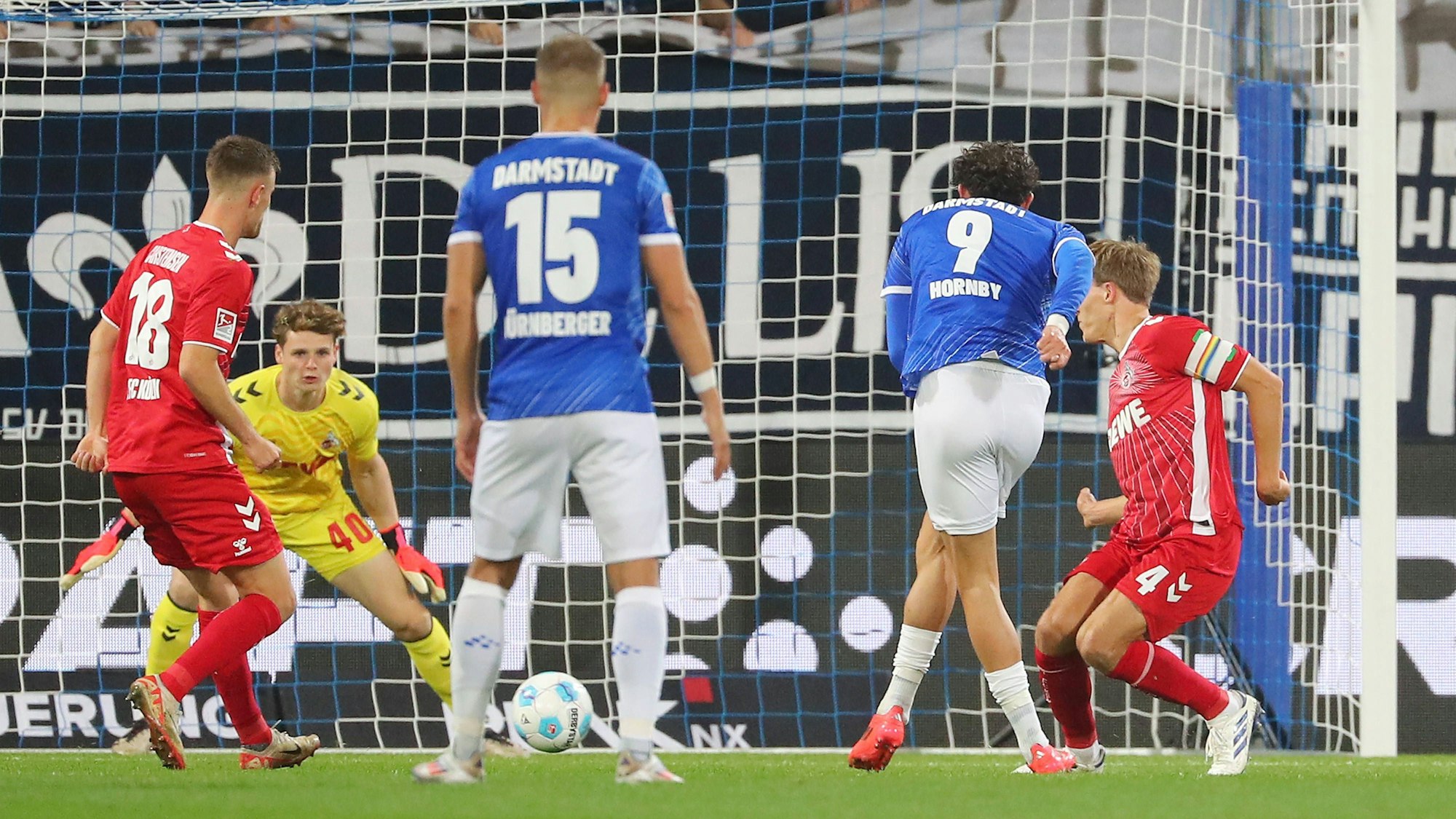 Fraser Hornby schießt das erste von fünf Toren gegen den 1. FC Köln.