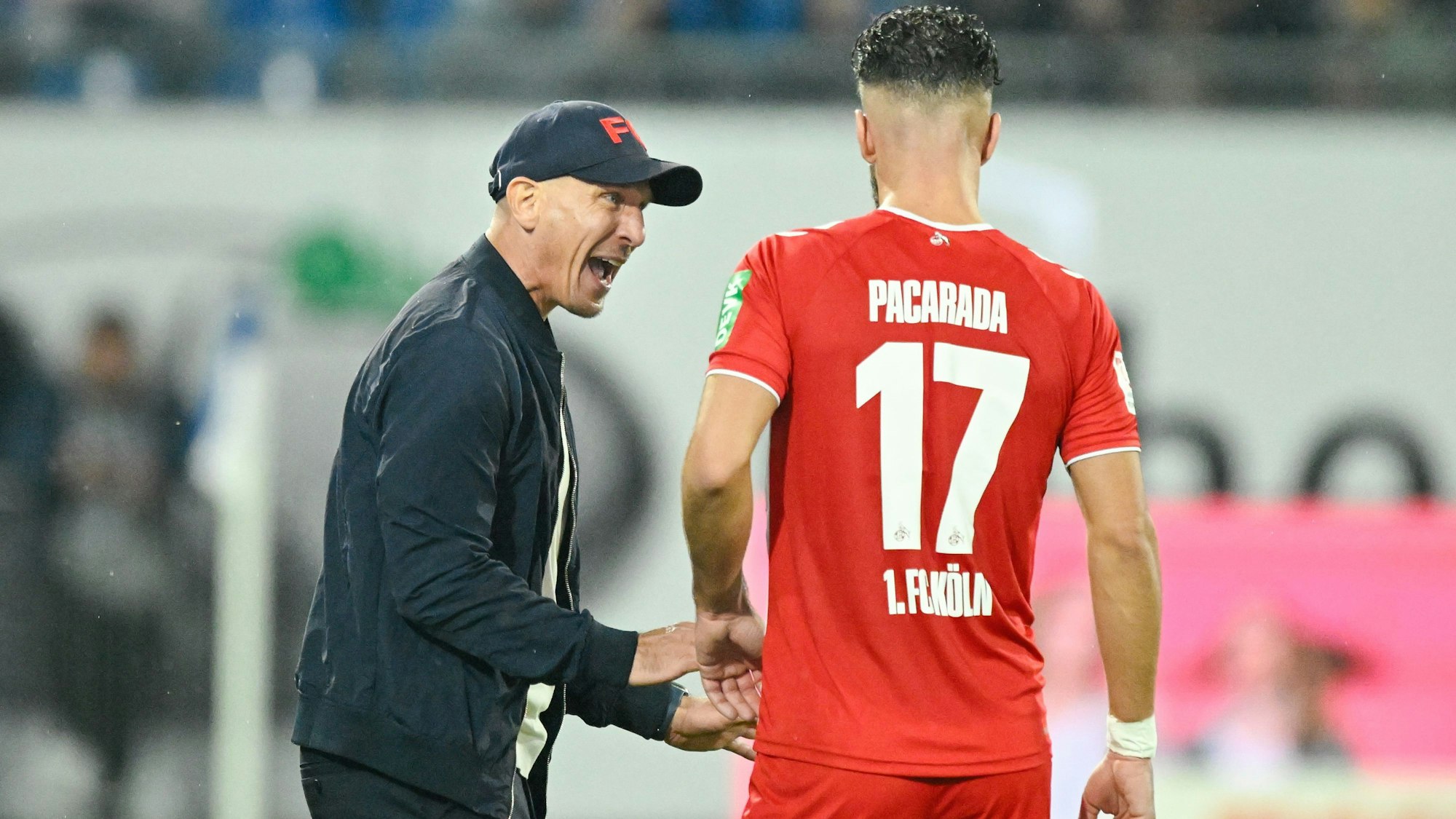 Kölns Trainer Gerhard Struber (l) weist Linksverteidiger Leart Paqarada beim Spiel in Darmstadt zurecht.