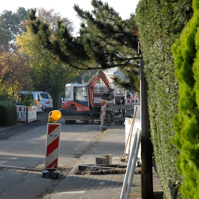 Zu sehen ist eine Baustelle in einer Straße.