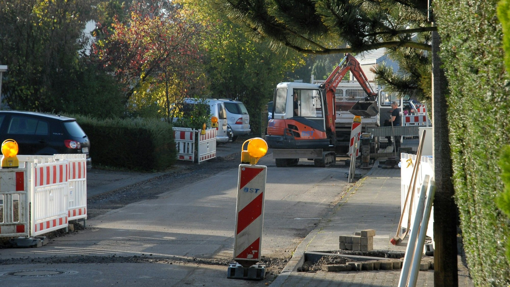 Zu sehen ist eine Baustelle in einer Straße.