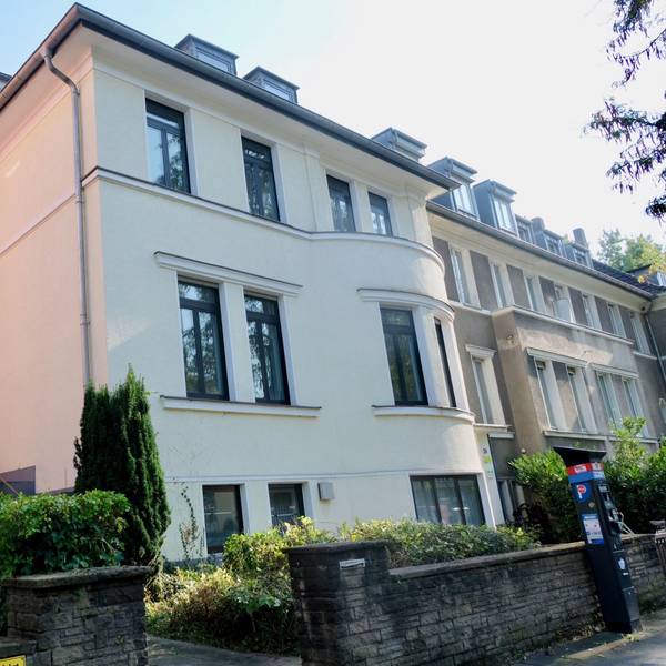 Die Villa an der Riehler Straße steht seit Jahren leer.
Hinter den Fenstern hängen Lamellenvorhänge, die darauf hindeuten, dass Büros in dem Gebäude beheimatet waren.