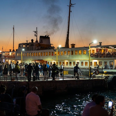 Türkei, Istanbul: Pendler warten am Fährterminal Kadikoy in Istanbul, Türkei, darauf, an Bord zu gehen.