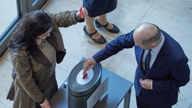 Bundeskanzler Olaf Scholz (SPD) gibt bei der 195. Sitzung des Deutschen Bundestages namentlich seine Stimme zum ·Sicherheitspaket· ab. Die Abgeordneten befassten sich mit mehreren Vorlagen zur inneren Sicherheit.