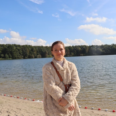 Das Foto zeigt eine Frau am Sandstrand am Otto-Maigler-See.