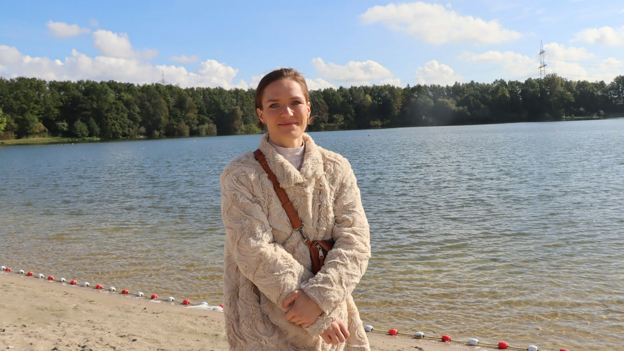 Das Bild zeigt Lisa Scharschmidt am Ufer des Otto-Maigler-Sees.